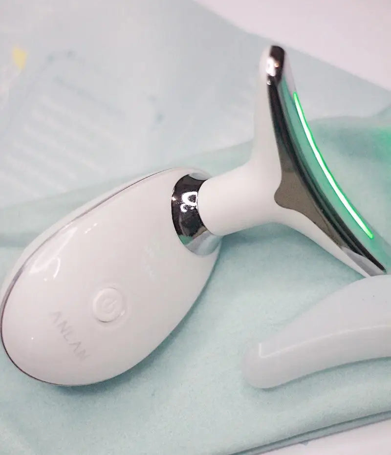 Le face & neck EMS LED qui fait sensation Pour vous accompagner tout l'été